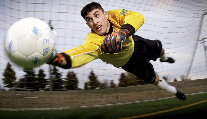 goalkeeper stretching for the ball